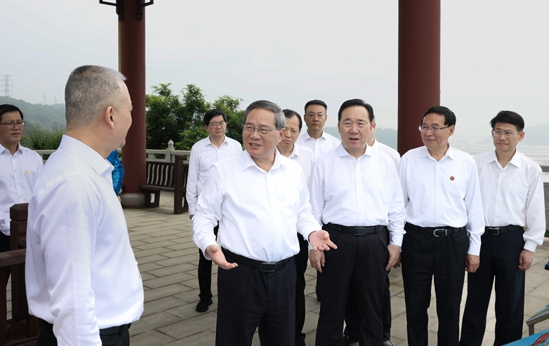5月25日至27日，中共中央政治局常委、国务院总理李强在浙江省舟山市、宁波市调研。这是5月26日，李强在舟山国家石油储备基地听取石油储备工作汇报，了解项目建设运营情况。新华社记者 黄敬文 摄